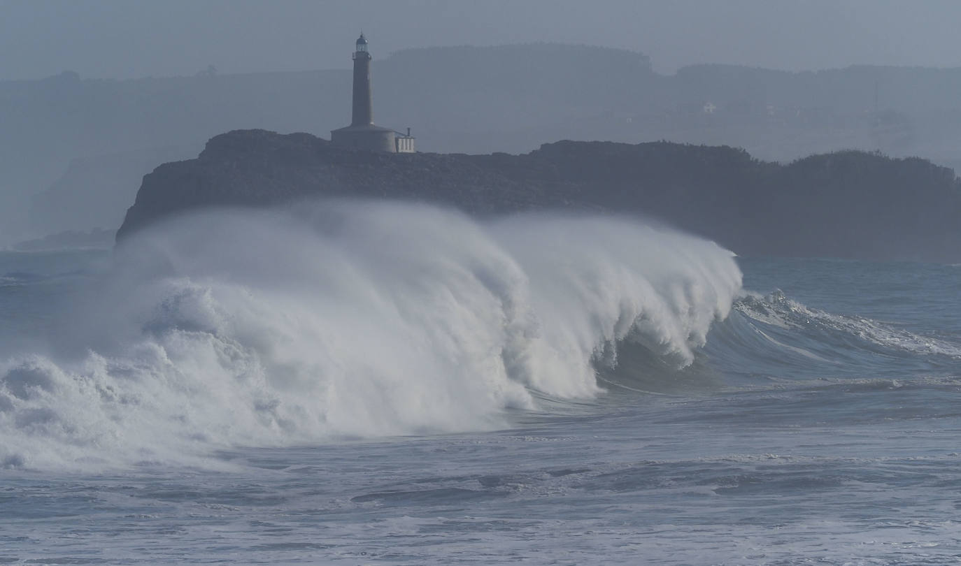 Esta noche las olas han alcanzado los 8,75 metros en el Abra de El Sardinero provocando daños en el paseo marítimo. El mar tumbó varias letras del letrero de 'Santander', causó destrozos en locales situados en primera línea y tumbó el prototipo de aerogenerador flotante.