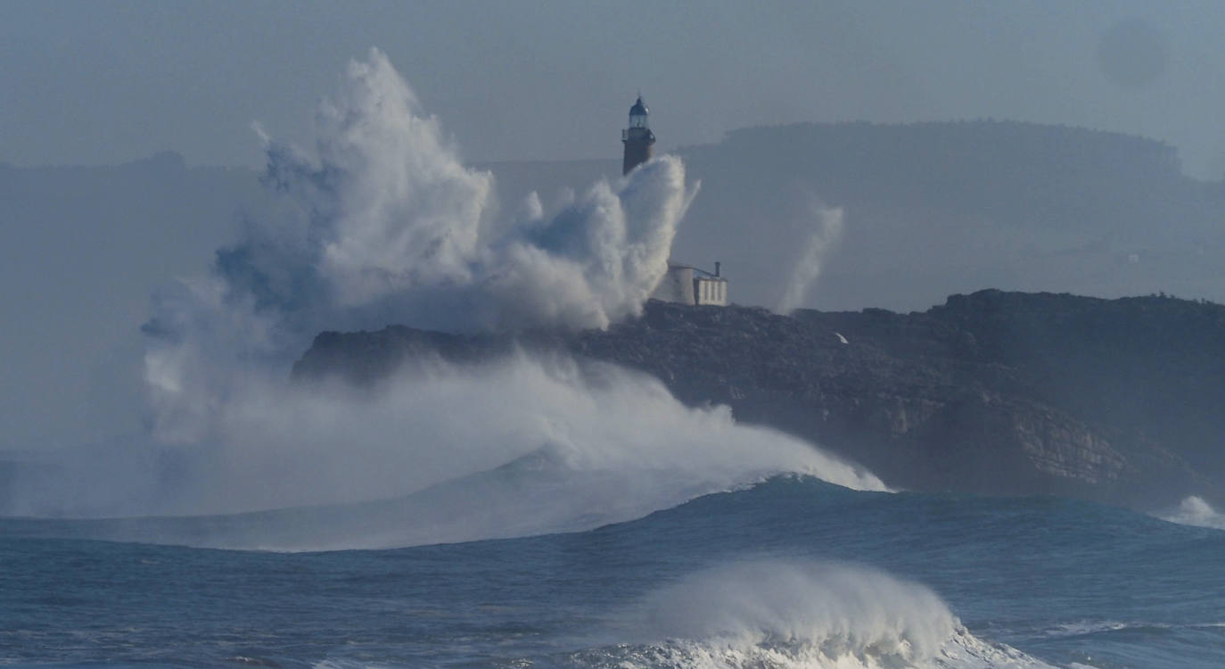 Esta noche las olas han alcanzado los 8,75 metros en el Abra de El Sardinero provocando daños en el paseo marítimo. El mar tumbó varias letras del letrero de 'Santander', causó destrozos en locales situados en primera línea y tumbó el prototipo de aerogenerador flotante.