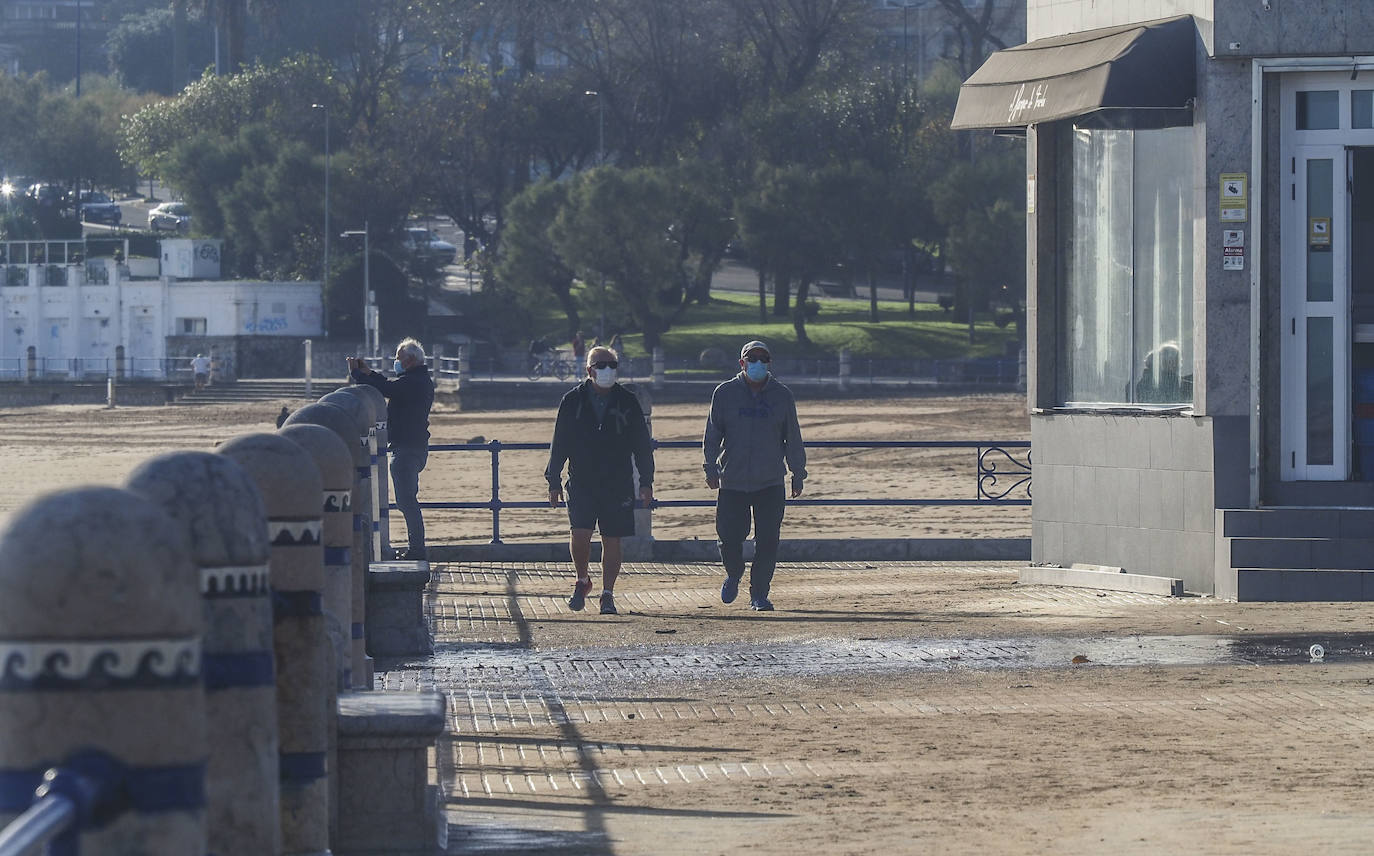 Esta noche las olas han alcanzado los 8,75 metros en el Abra de El Sardinero provocando daños en el paseo marítimo. El mar tumbó varias letras del letrero de 'Santander', causó destrozos en locales situados en primera línea y tumbó el prototipo de aerogenerador flotante.