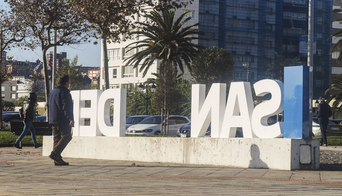 Esta noche las olas han alcanzado los 8,75 metros en el Abra de El Sardinero provocando daños en el paseo marítimo. El mar tumbó varias letras del letrero de 'Santander', causó destrozos en locales situados en primera línea y tumbó el prototipo de aerogenerador flotante.