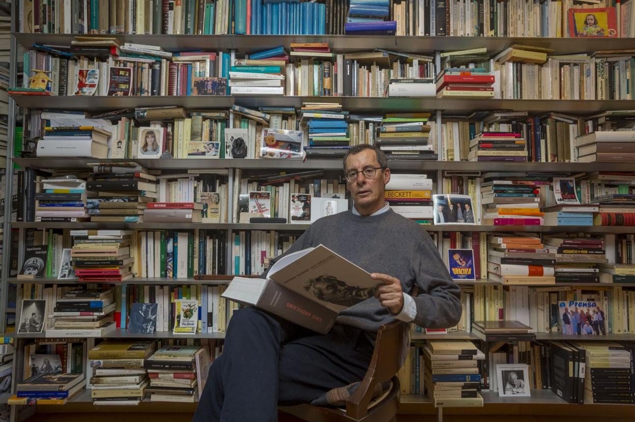 Enrique Bolado, en su biblioteca personal. andrés fernández