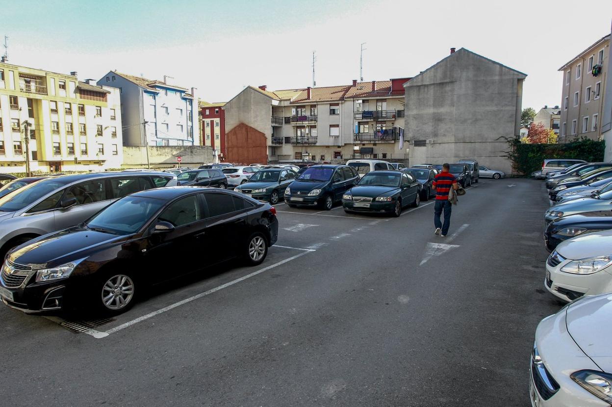 Vista del aparcamiento gratuito ubicado en un solar de la calle Novalina, en el centro de la ciudad. 