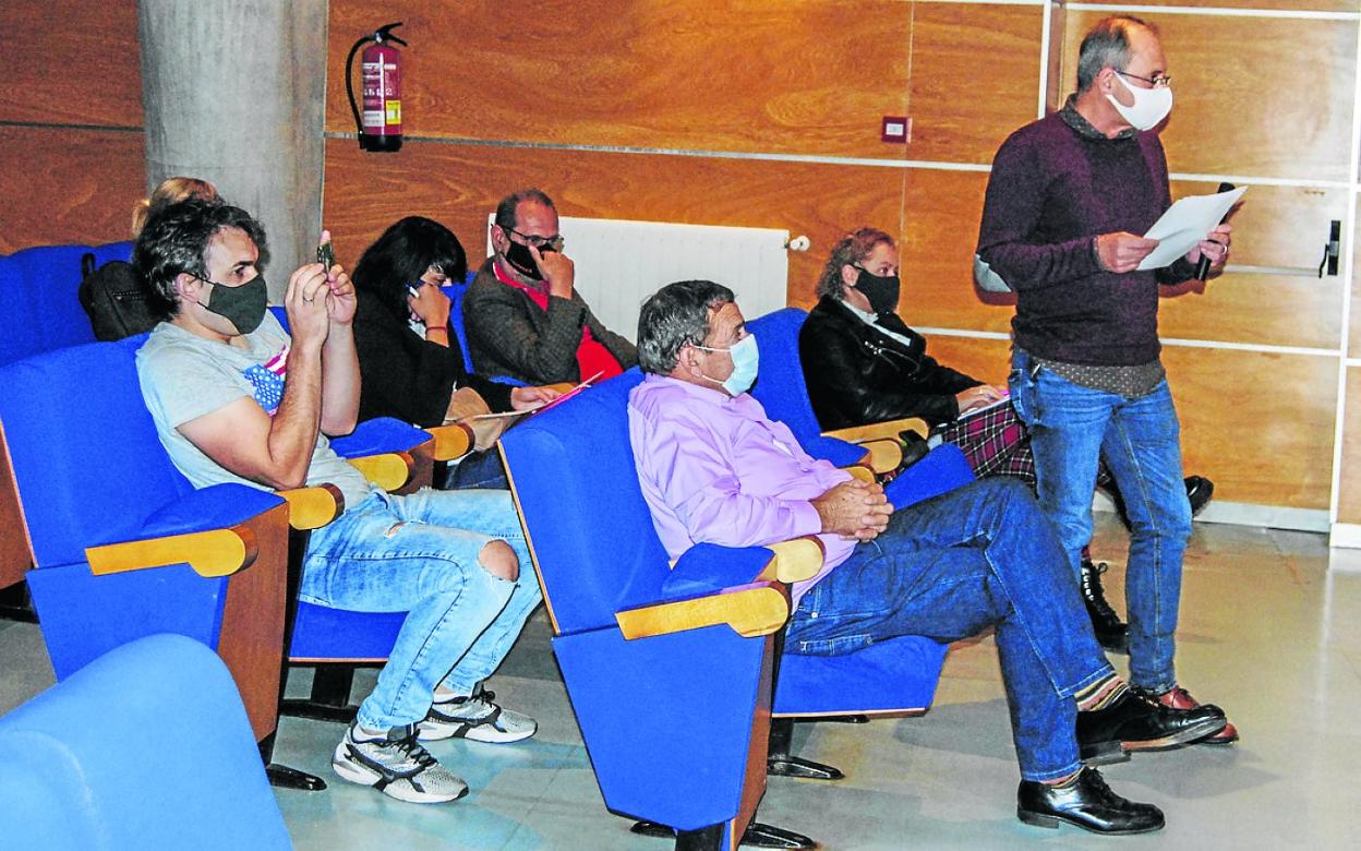 Miguel Ángel Sisniega, miembro de la coordinadora, durante su intervención en el pleno. ana cobo