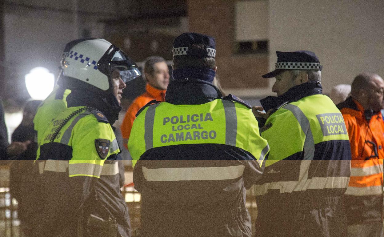 Tres agentes de la Policía Local de Camargo conversan durante su turno, en una imagen de archivo. 