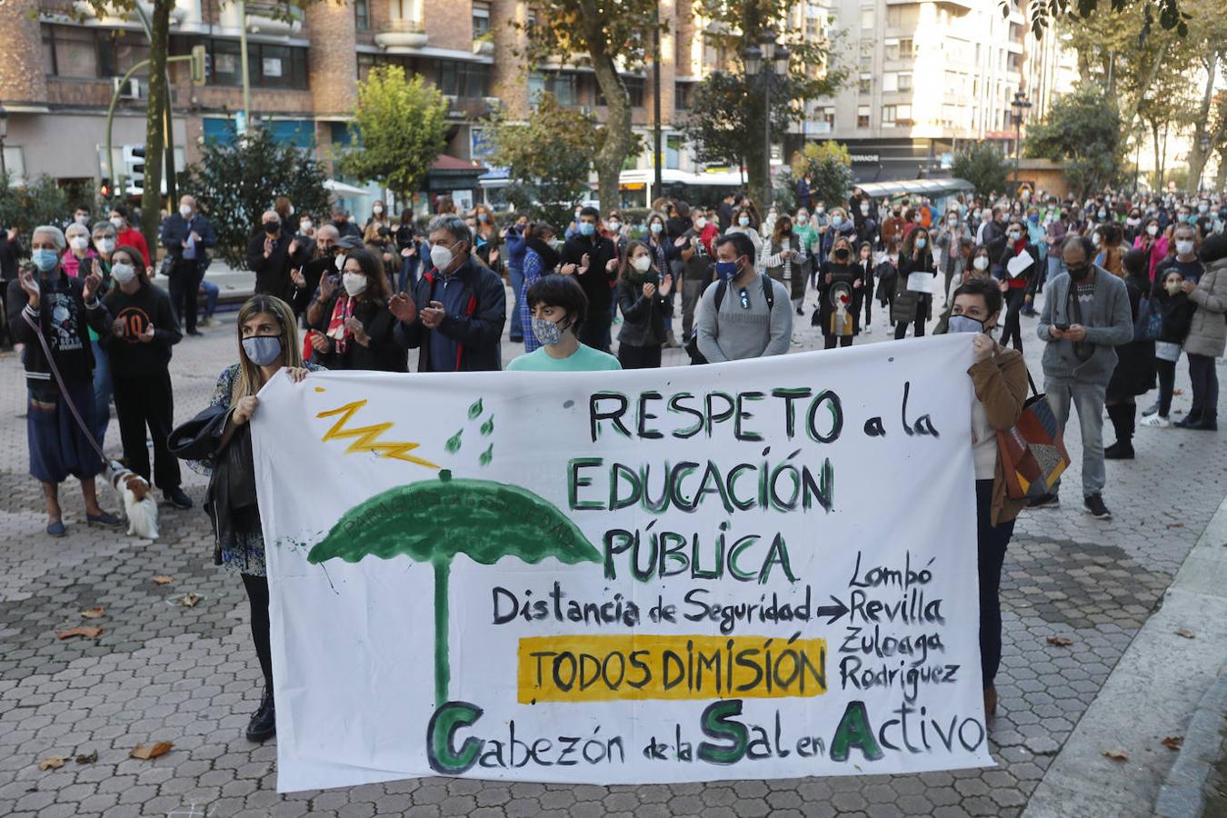 Han protestado ante la sede de la Consejería de Educación por la medida «impresentable» que ha tomado el Gobierno cántabro de forma «unilateral»