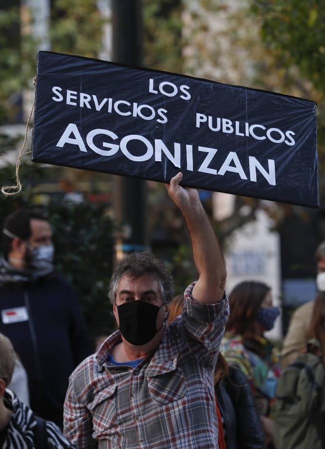 Han protestado ante la sede de la Consejería de Educación por la medida «impresentable» que ha tomado el Gobierno cántabro de forma «unilateral»