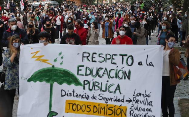 Centenares de docentes se han concentrado esta tarde ante la Consejería de Educación.