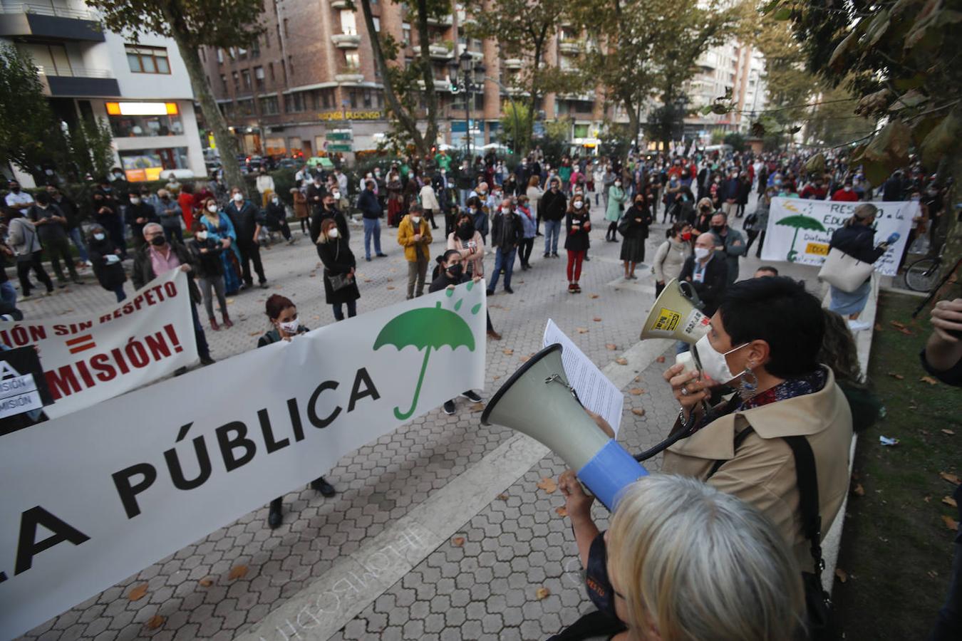 Han protestado ante la sede de la Consejería de Educación por la medida «impresentable» que ha tomado el Gobierno cántabro de forma «unilateral»