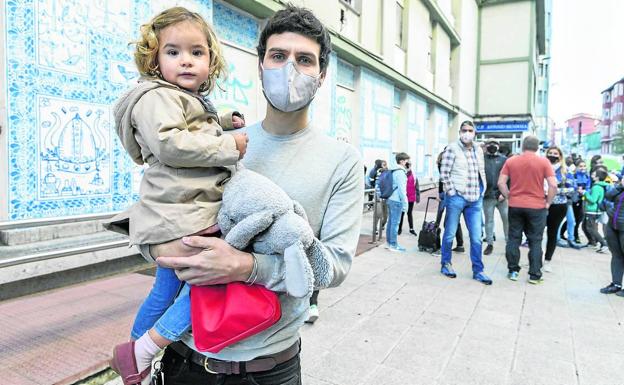 A favor de la suspensión. Miguel Moreno deja a su hija en el colegio Antonio de Mendoza (Santander) antes de ir a trabajar. Está a favor de que se suspenda la semana de vacaciones pues la alternativa es dejar a su hija con la abuela, quien debería conciliar en el trabajo para poder cuidar de ella. 