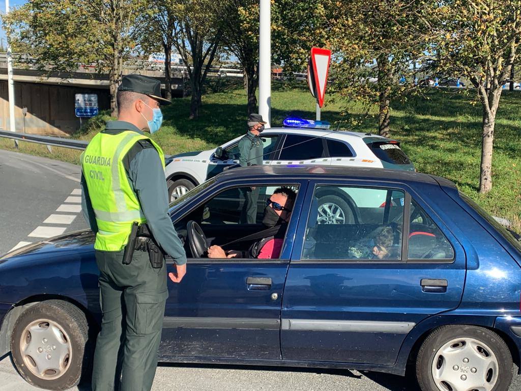 Imágenes de los controles de la Guardia Civil montados esta mañana de sábado en la A-8 en la zona de Castro Urdiales, de los coches que se dirigían hacia el País Vasco.