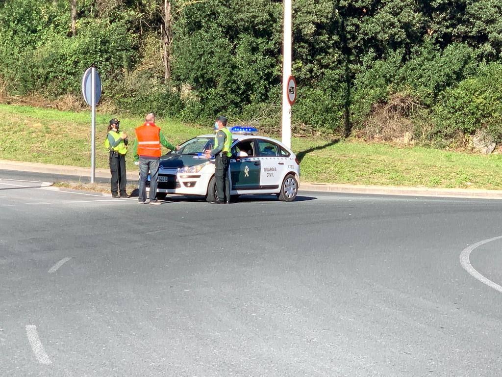 Imágenes de los controles de la Guardia Civil montados esta mañana de sábado en la A-8 en la zona de Castro Urdiales, de los coches que se dirigían hacia el País Vasco.