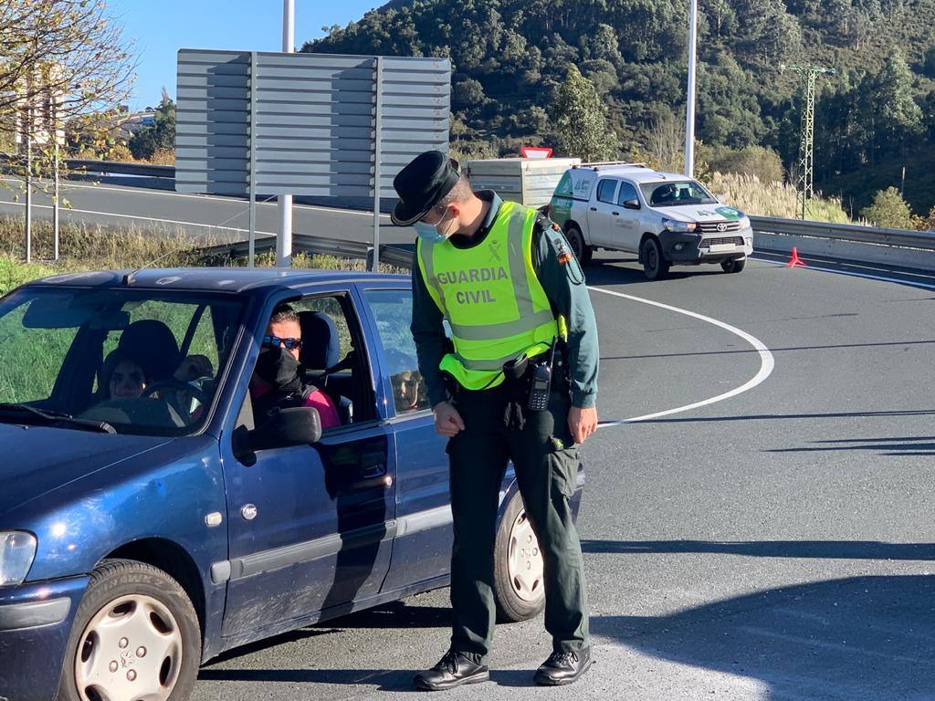 Imágenes de los controles de la Guardia Civil montados esta mañana de sábado en la A-8 en la zona de Castro Urdiales, de los coches que se dirigían hacia el País Vasco.