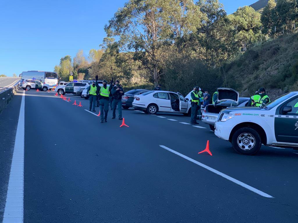 Imágenes de los controles de la Guardia Civil montados esta mañana de sábado en la A-8 en la zona de Castro Urdiales, de los coches que se dirigían hacia el País Vasco.