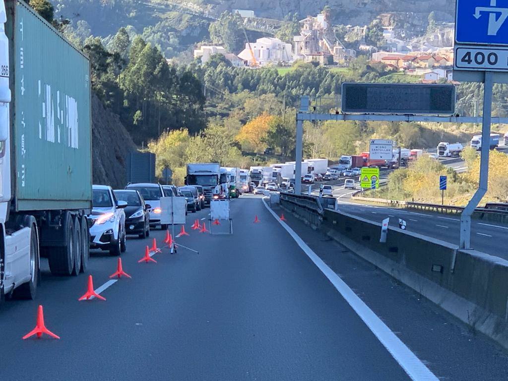 Imágenes de los controles de la Guardia Civil montados esta mañana de sábado en la A-8 en la zona de Castro Urdiales, de los coches que se dirigían hacia el País Vasco.