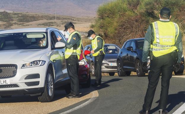 Agentes de la Guardia Civil de Palencia realizaron un control ayer por la tarde cerca de Mataporquera, ya en tierras castellanas, a los conductores que entraban desde Cantabria. 