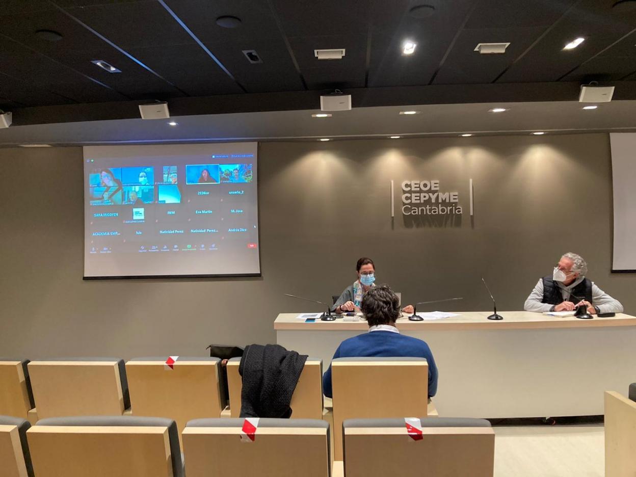 Reunión de centros de formación en la sede de la patronal cántabra. 