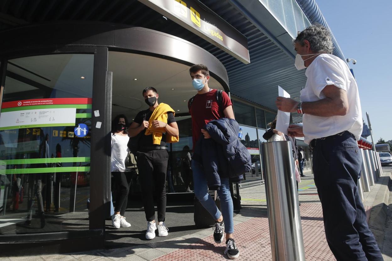 Varios pasajeros llegaron ayer al aeropuerto Seve Ballesteros-Santander desde Barcelona y Madrid.