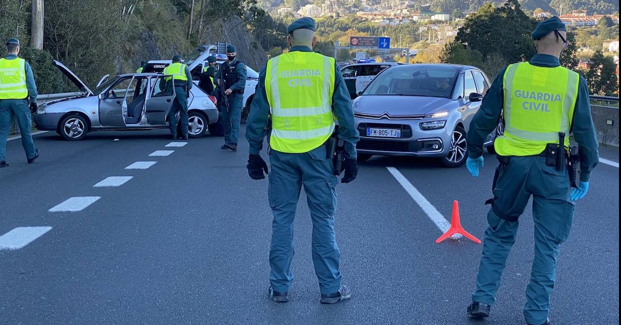 Controles de este sábado por la mañana en la A-8 en Castro Urdiales, de los coches que se dirigían hacia el País Vasco.