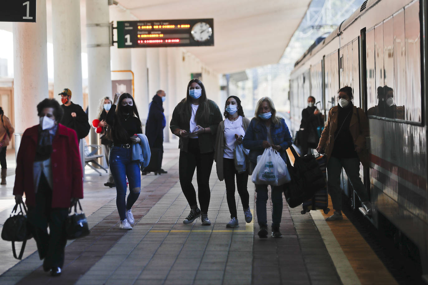 Primeros controles y escasos pasajeros en aeropuerto y estaciones durante el primer día con restricciones de movilidad en Cantabria