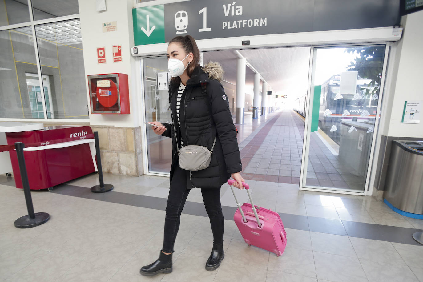 Primeros controles y escasos pasajeros en aeropuerto y estaciones durante el primer día con restricciones de movilidad en Cantabria