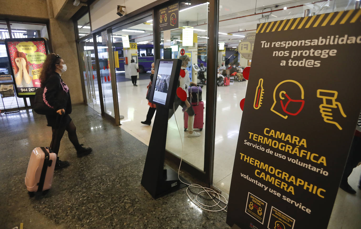 Primeros controles y escasos pasajeros en aeropuerto y estaciones durante el primer día con restricciones de movilidad en Cantabria