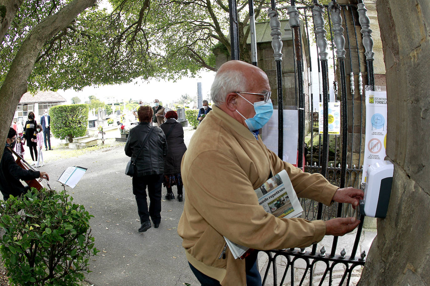 Los cántabros acuden a visitar a sus difuntos en los cementerios de la región en menor medida que otros años por las restricciones impuestas por el covid. En las imágenes, los camposantos de Ciriego (Santander) y Geloria (Torrelavega), esta mañana de Todos los Santos.