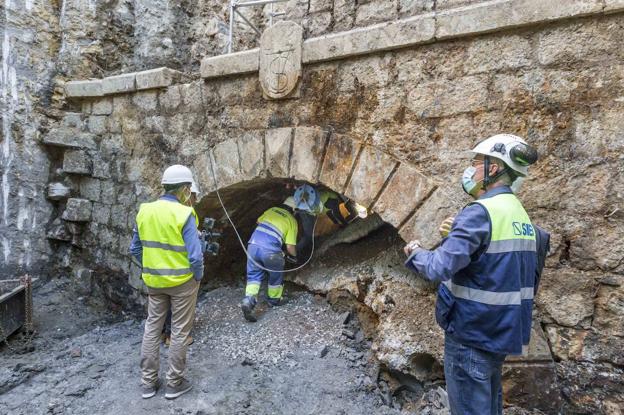 La boca por el lado de El Sardinero, que se descubrió hace algo más de una semana, está ya abierta en gran medida y permite acceder al interior.