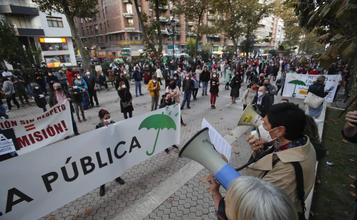 Los profesores se manifestaron la semana pasada en protesta por la decisión de anular el periodo vacacional fijado para esta semana.