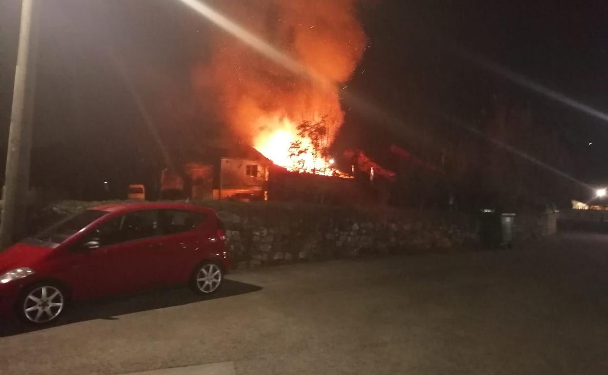 Imagen tomada esta madrugada de la vivienda de Barrio de Arriba siendo pasto de las llamas 