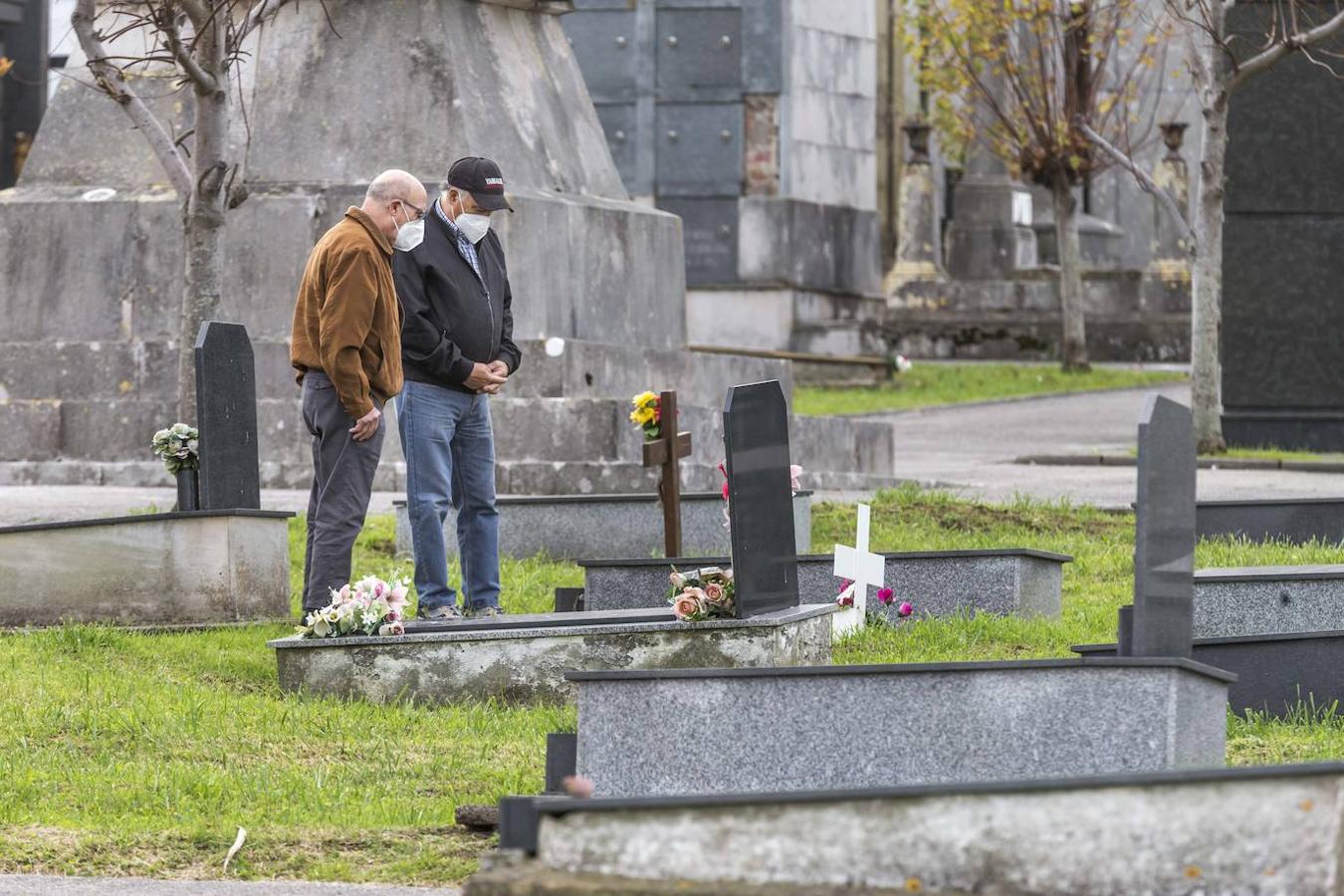 Los cántabros acuden a visitar a sus difuntos en los cementerios de la región en menor medida que otros años por las restricciones impuestas por el covid.