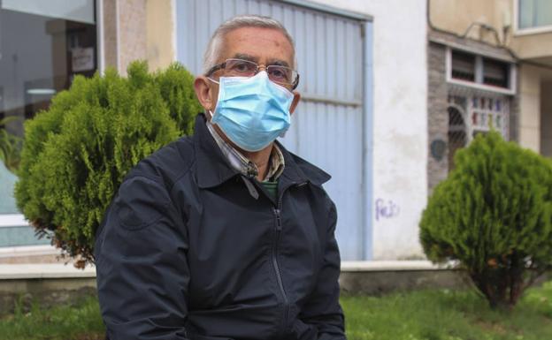 Antonio Zornoza, en su domicilio en Castro Urdiales.