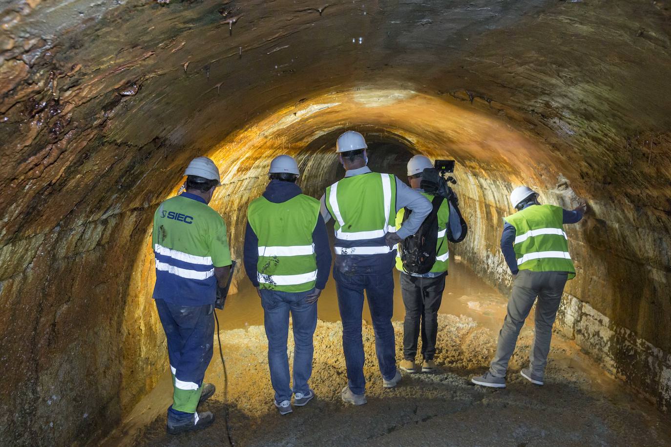 La entrada al pasadizo recién reabierta permite ya acceder unos metros. El lunes empezarán a sacar agua con una bomba 