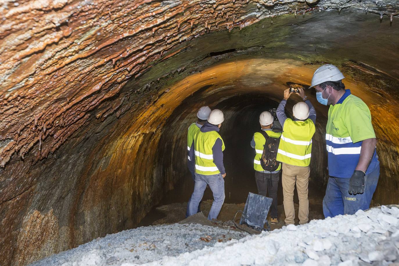 La entrada al pasadizo recién reabierta permite ya acceder unos metros. El lunes empezarán a sacar agua con una bomba 