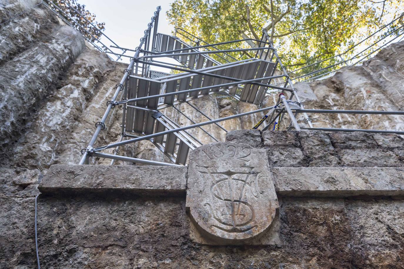 La entrada al pasadizo recién reabierta permite ya acceder unos metros. El lunes empezarán a sacar agua con una bomba 