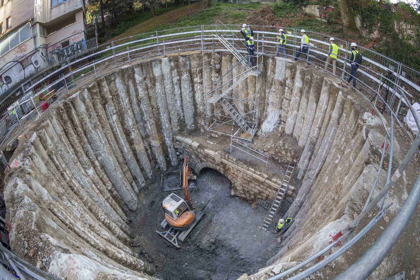 La entrada al pasadizo recién reabierta permite ya acceder unos metros. El lunes empezarán a sacar agua con una bomba 