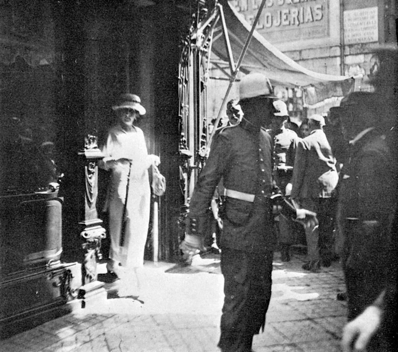 Imagen de 1918 de la Reina Victoria Eugenia saliendo de la joyería Presmanes de Santander.