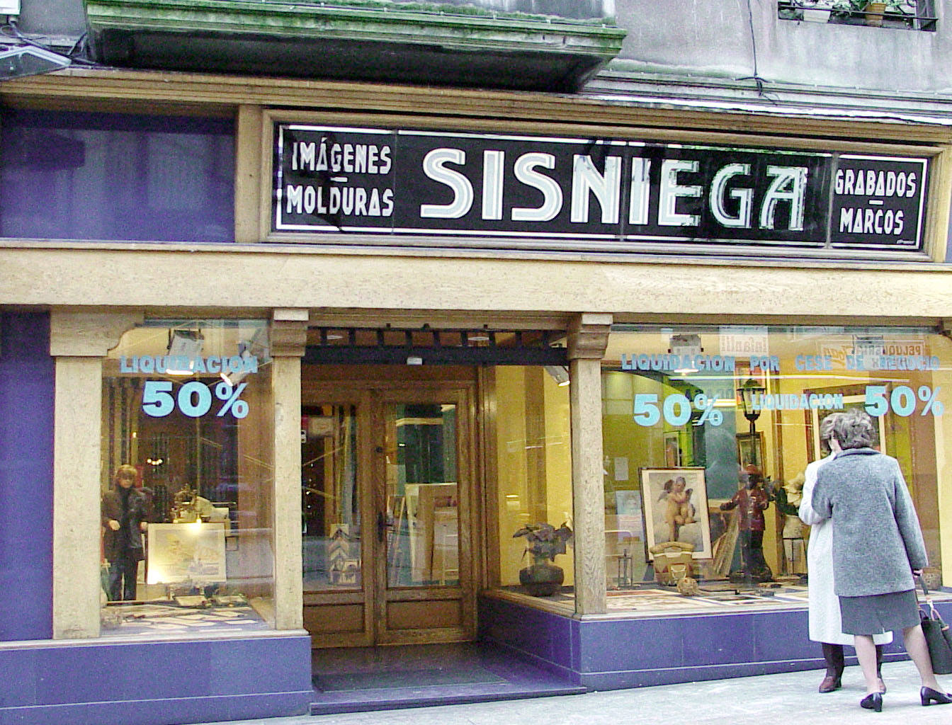 Fotografía de enero de 2001 del comercio "Sisniega", en la calle Burgos, dedicado a la enmarcación.