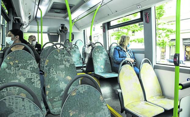 Los pasajeros de un autobús urbano mantienen las distancias de seguridad durante el trayecto. 