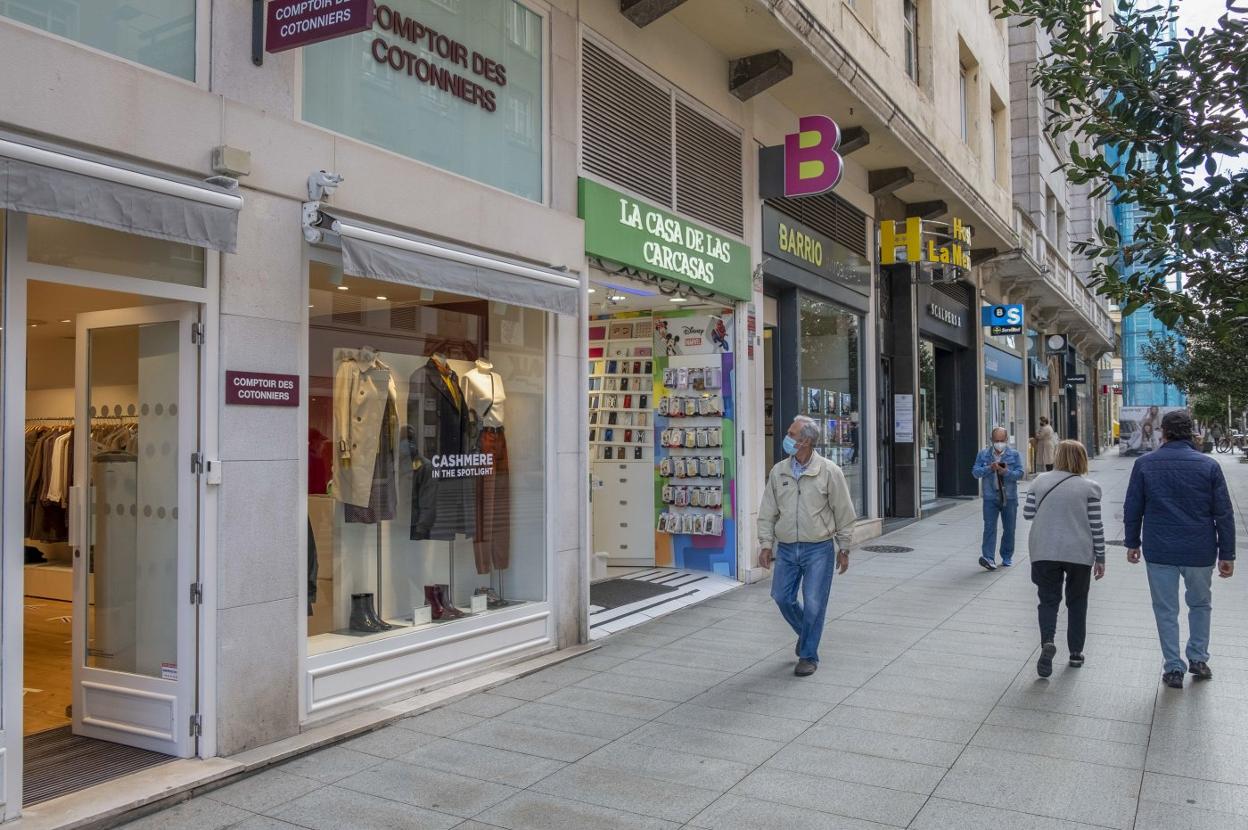 Viandantes por una de las céntricas calles comerciales de la ciudad. 