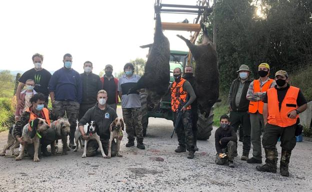 Miembros del coto de Ribamontán al Monte con dos buenos jabalíes abatidos esta temporada. 