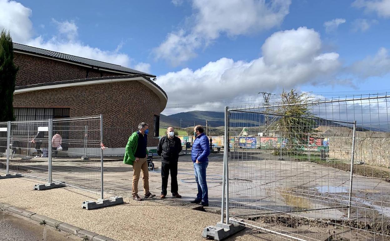 Las autoridades, junto al parque que se está reformando