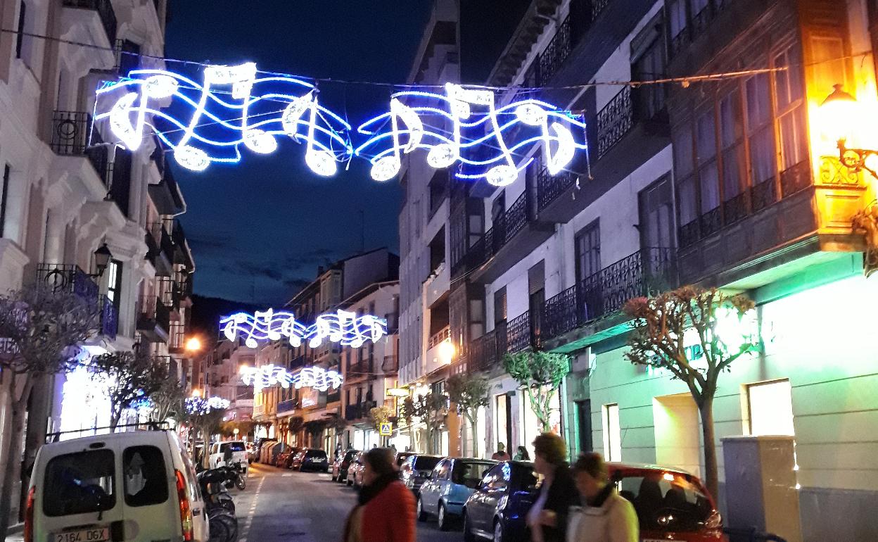 Notas musicales iluminan una céntrica calle de Castro en las pasadas navidades. 