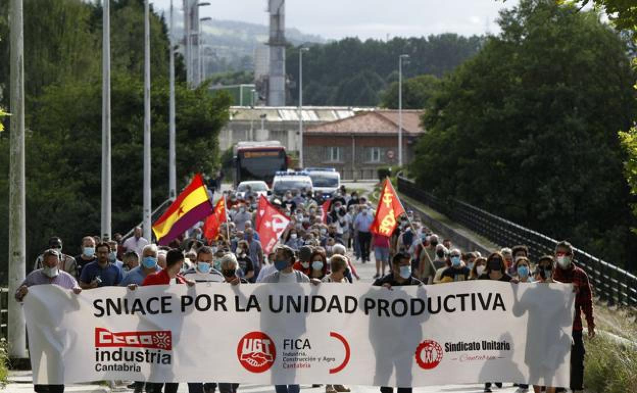 Una de las manifestaciones de los trabajadores de Sniace el pasado mes de julio.