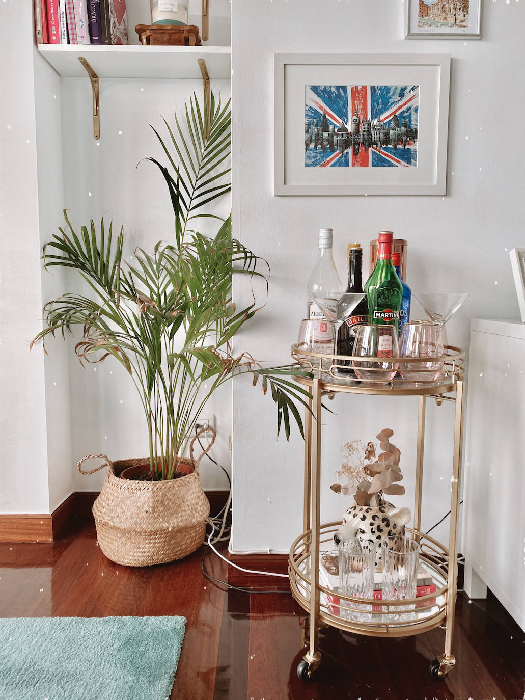 Rincón del salón. La camarera dorada es algo que tenía claro que quería tener en mi casa, y como veis la he combinado con un par de libros y una maceta de leopardo con flores secas.