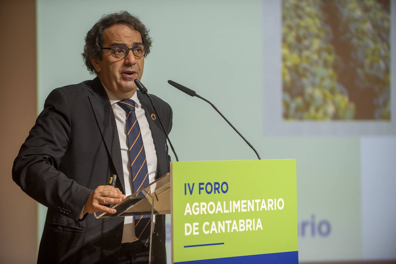 Hacer crecer el negocio dentro de sus posibilidades y diversificar los productos para llegar al consumidor y satisfacer todas las necesidades del cliente. Esas fueron dos de las conclusiones clave del IV Foro Agroalimentario, que organiza El Diario Montañés con el patrocinio de la Consejería de Desarrollo Rural, Ganadería, Pesca, Alimentación y Medio Ambiente del Gobierno de Cantabria, la Oficina de Calidad Alimentaria (Odeca) y el Foro Interalimentario. Con semblante serio, porque se preveía una complicada jornada, el presidente de la región, Miguel Ángel Revilla, mantuvo su compromiso e inauguró este encuentro recordando que comer es la primera necesidad para el ser humano, por lo que el sector agroalimentario es «vital». «Tenemos un sector primario potente, que crea riqueza y fija población en las zonas rurales».