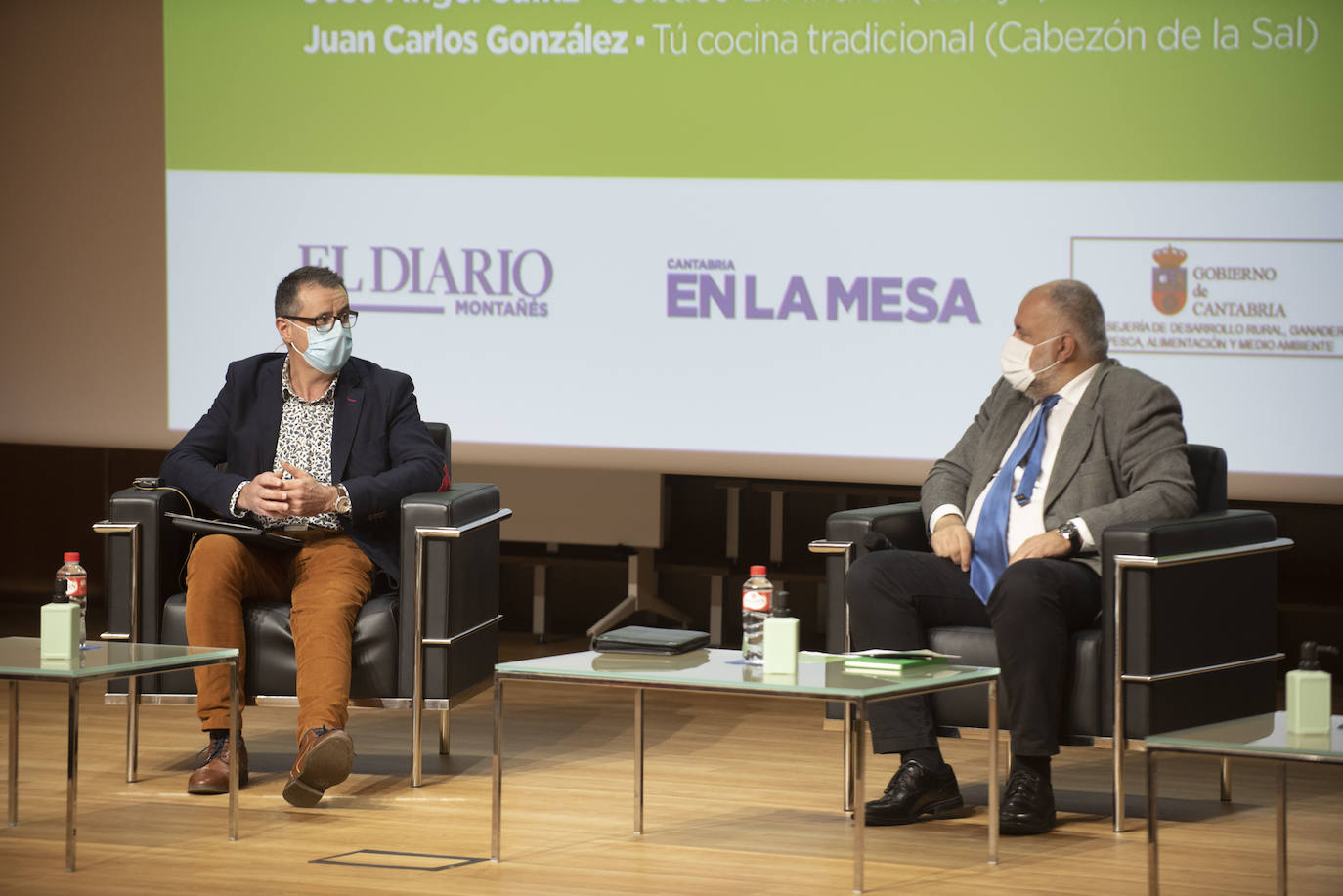 Hacer crecer el negocio dentro de sus posibilidades y diversificar los productos para llegar al consumidor y satisfacer todas las necesidades del cliente. Esas fueron dos de las conclusiones clave del IV Foro Agroalimentario, que organiza El Diario Montañés con el patrocinio de la Consejería de Desarrollo Rural, Ganadería, Pesca, Alimentación y Medio Ambiente del Gobierno de Cantabria, la Oficina de Calidad Alimentaria (Odeca) y el Foro Interalimentario. Con semblante serio, porque se preveía una complicada jornada, el presidente de la región, Miguel Ángel Revilla, mantuvo su compromiso e inauguró este encuentro recordando que comer es la primera necesidad para el ser humano, por lo que el sector agroalimentario es «vital». «Tenemos un sector primario potente, que crea riqueza y fija población en las zonas rurales».