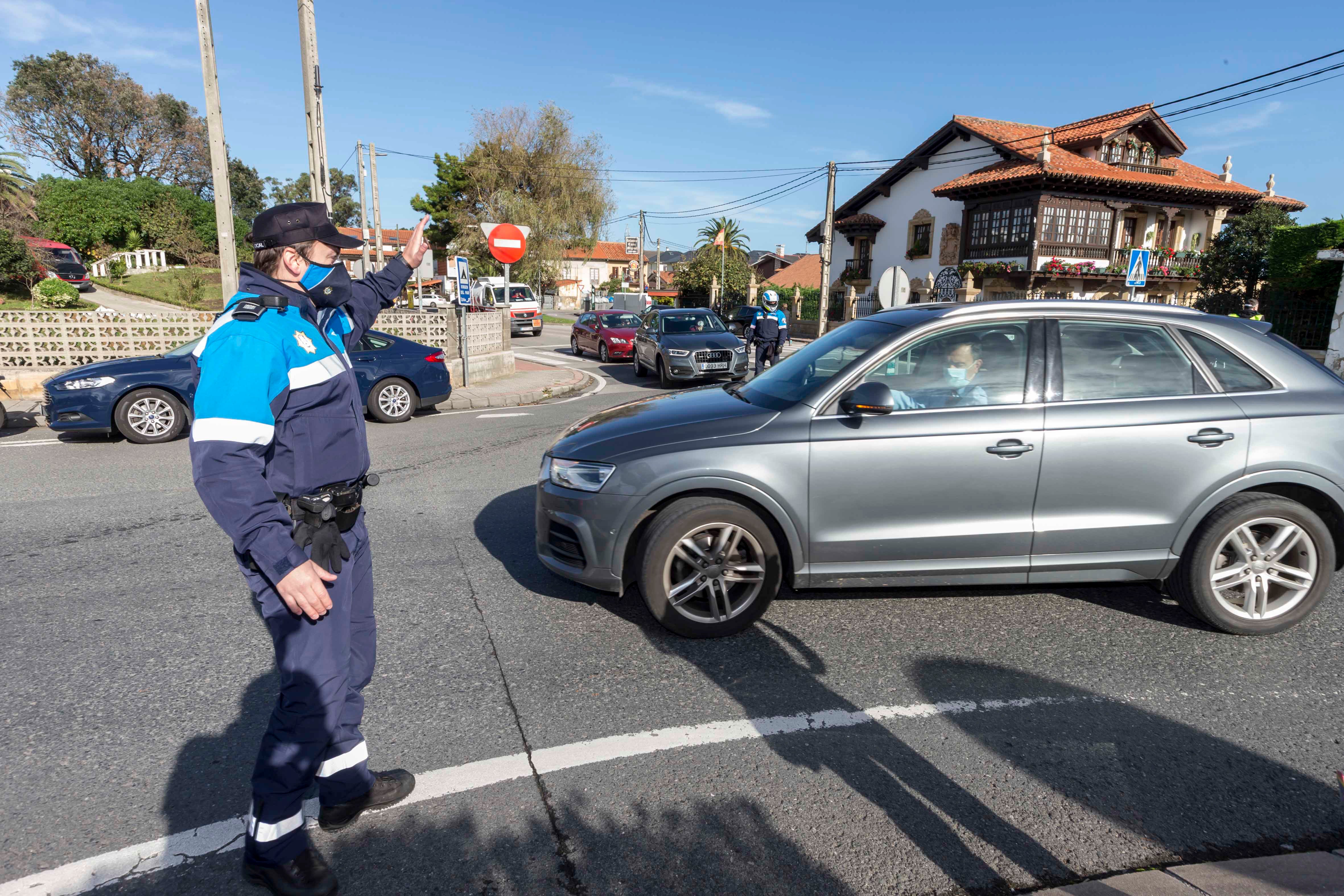 Controles de la Policía Local de Santander y la Policía Nacional en Corbán, uno de los accesos a la ciudad.