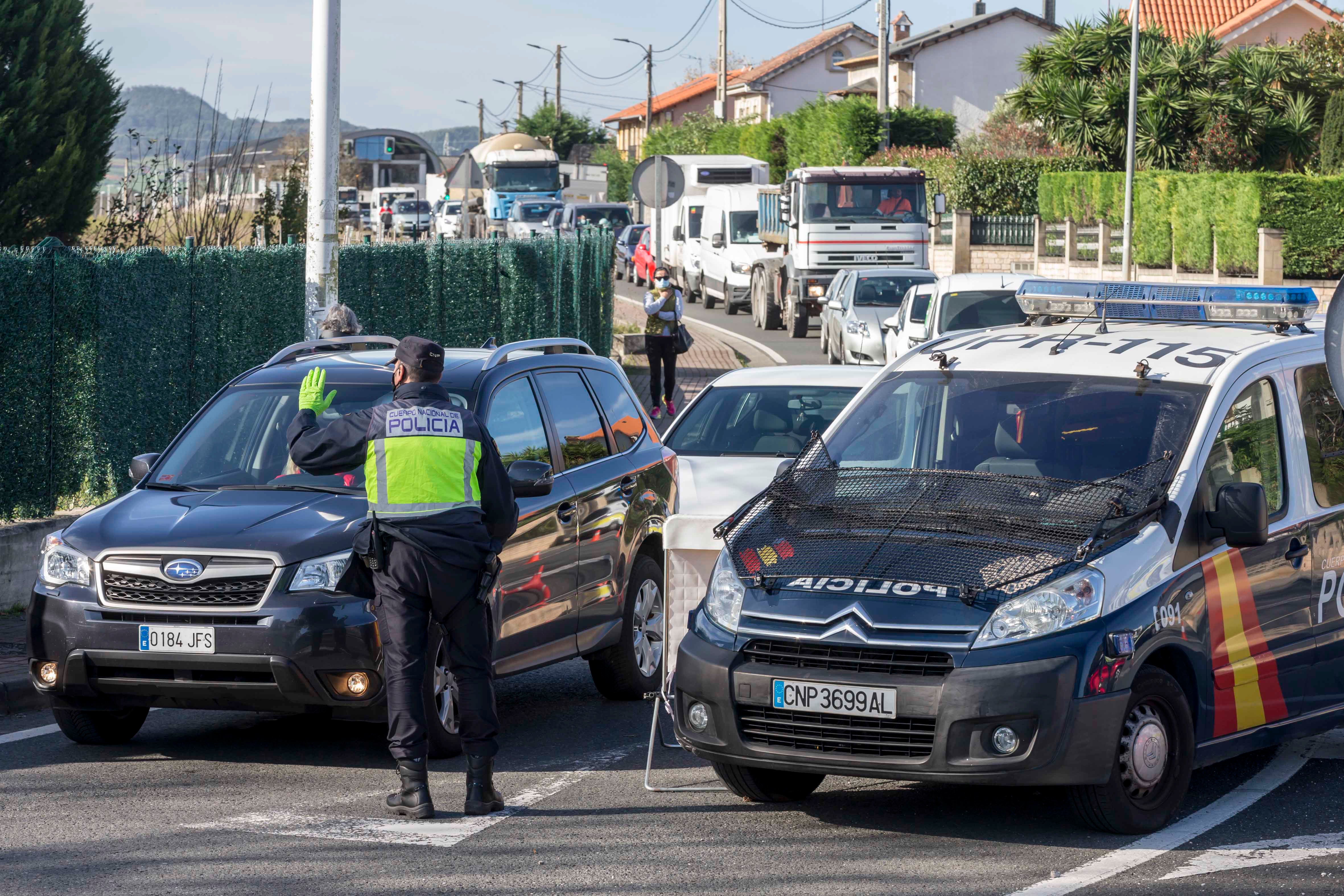 Controles de la Policía Local de Santander y la Policía Nacional en Corbán, uno de los accesos a la ciudad.