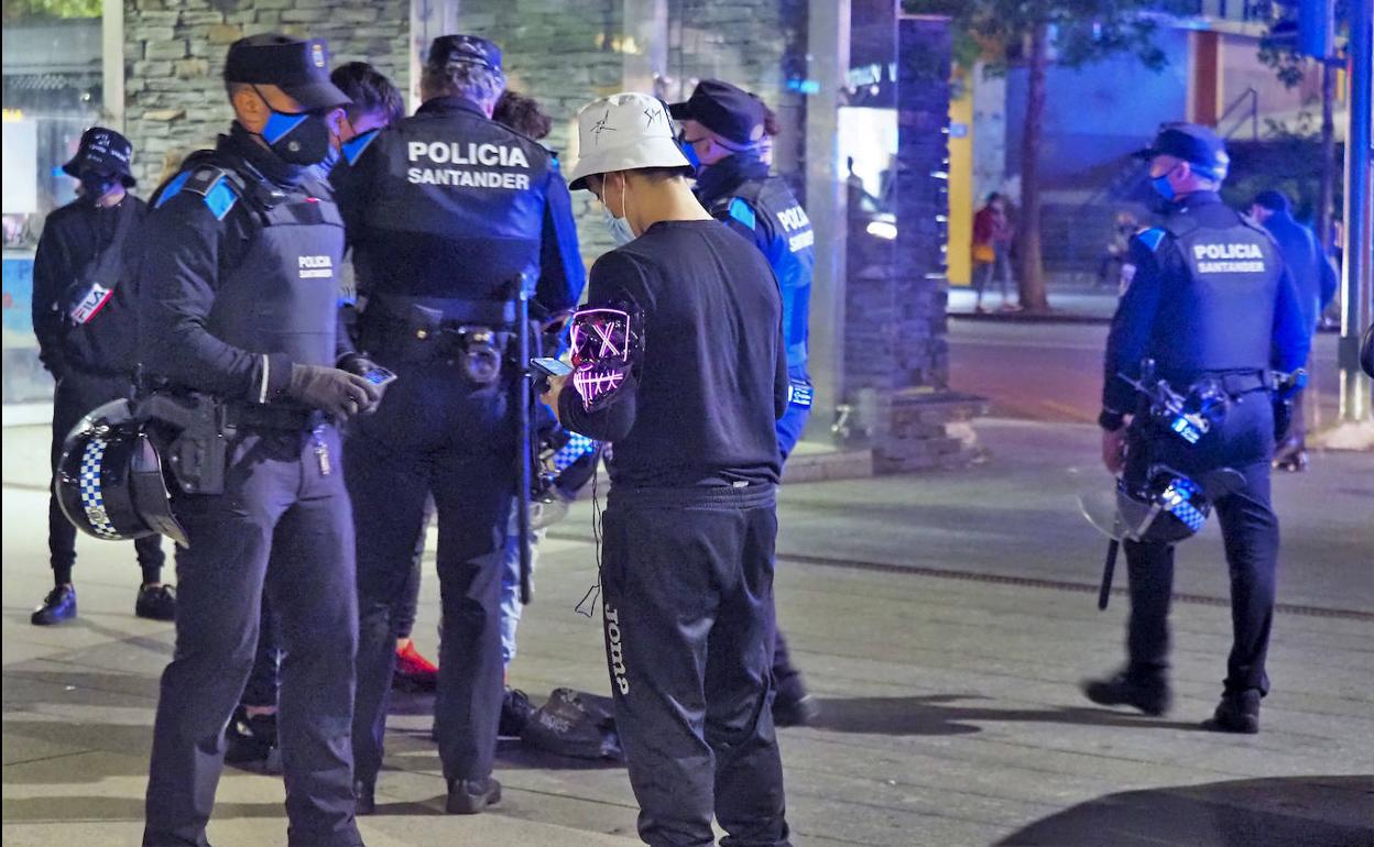 Controles policiales el pasado sábado en la plaza del Ayuntamiento de Santander.