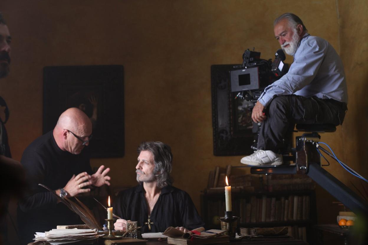 El cineasta Rodolfo Montero (a la izquierda), durante el rodaje de la película 'Lope enamorado', con el actor Jesús Olmedo. 